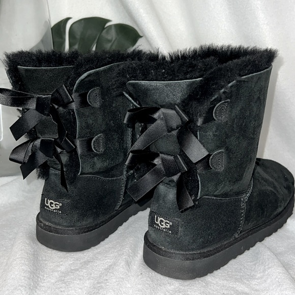 Auth UGG Black Bailey short 2 Bow Boots sz 6 - Picture 1 of 6
